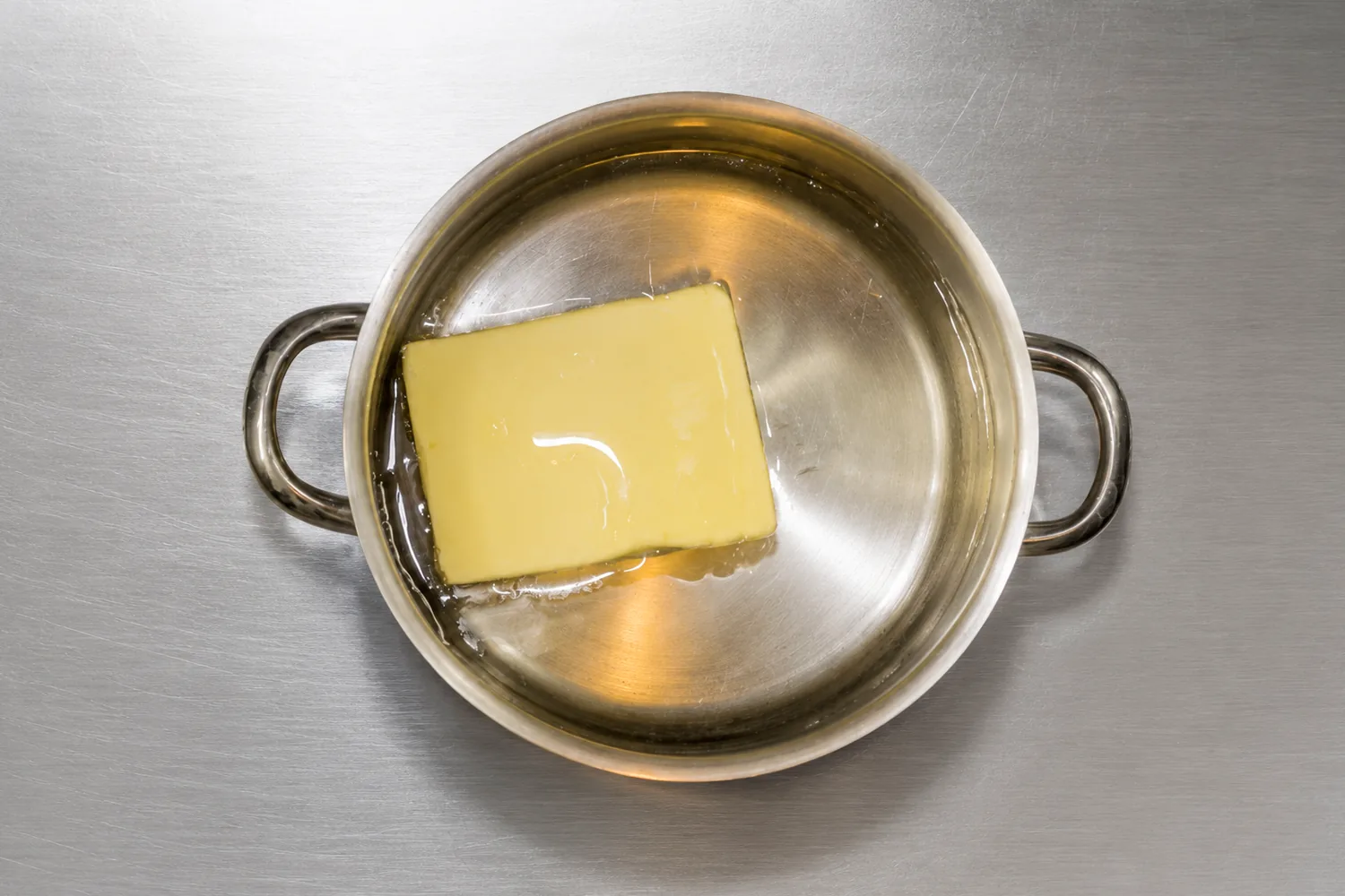 Beurre fondu dans une casserole pour infuser le beurre de Marrakech à feu doux