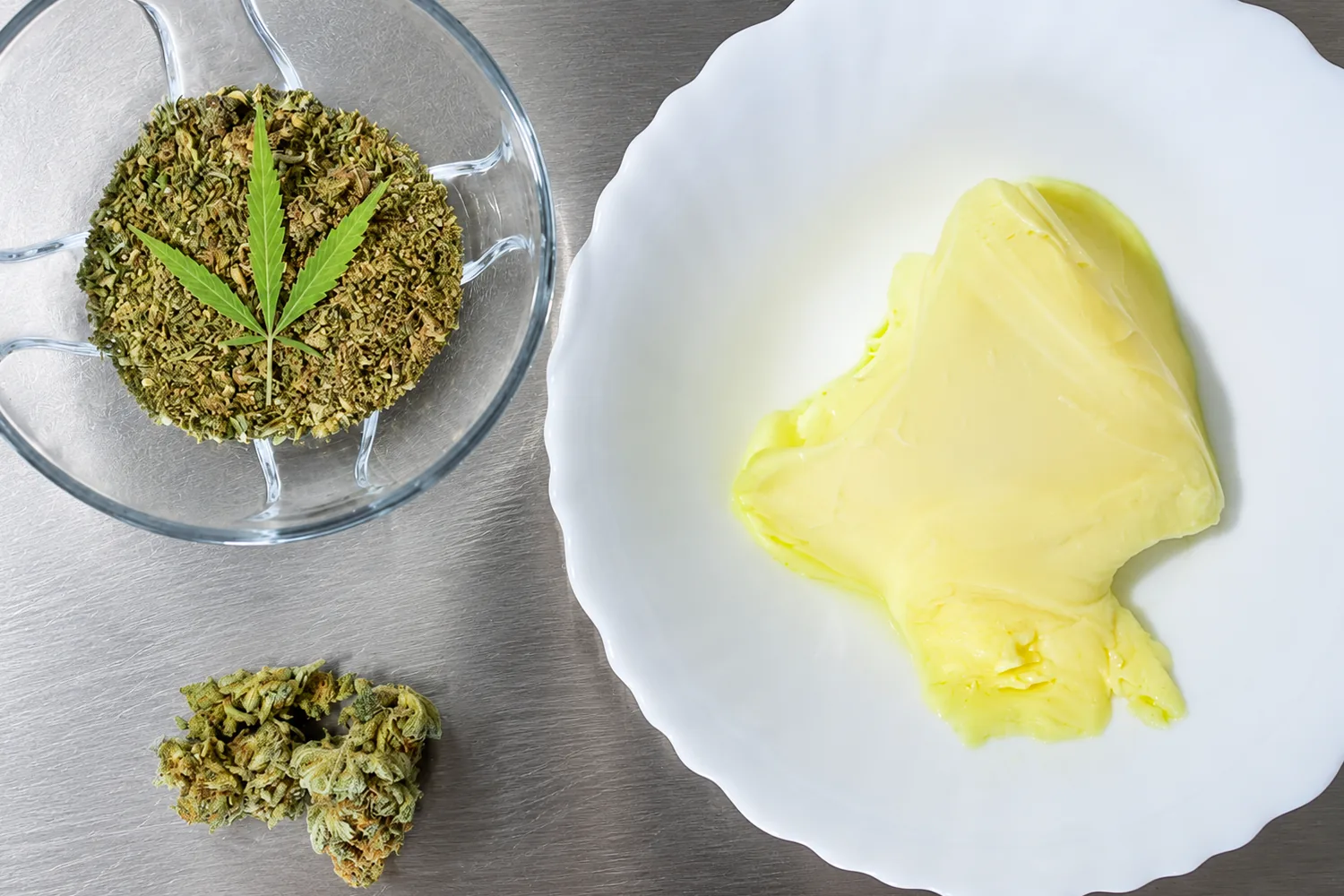 Zmielone susz konopny i roztopione masło do przygotowania masła konopnego